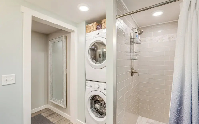 Walk to Downtown Weaverville: Quiet Apartment