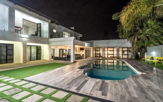 Private Modern 10 bdrm Home tucked away in Sandton