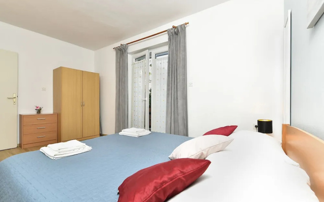 Spacious Apartment With Garden