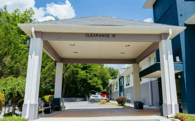 Clarion Pointe-Dillard near Blue Ridge Mountains