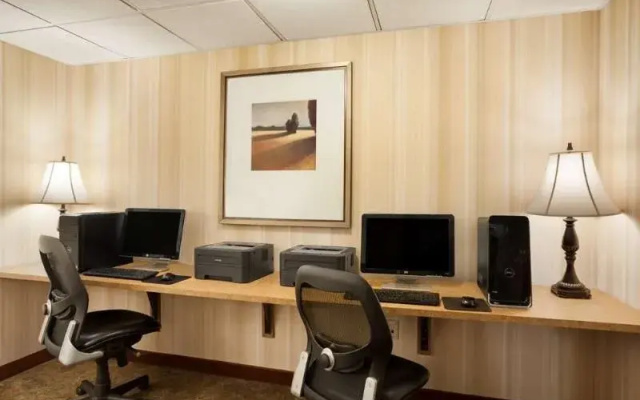 Country Inn & Suites Manchester Airport