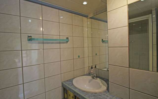 Antique Holiday Home in L'isle-sur-la-sorgue With Pool