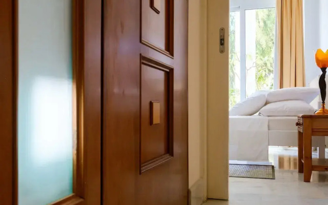 Steps to the beach family Home in Agioi Apostoloi