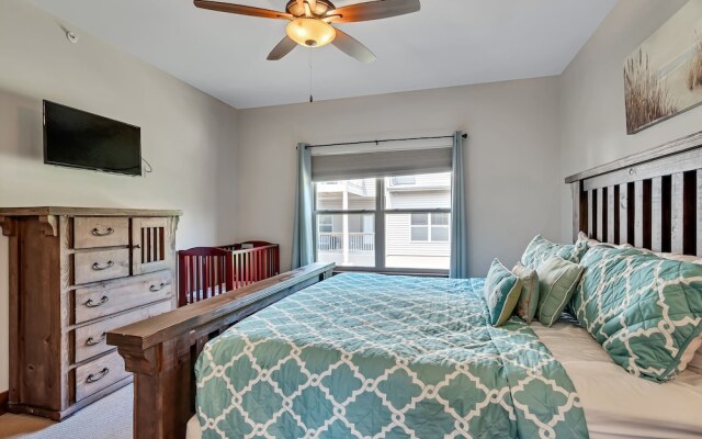 Rockwood Lake Lodge 7 Bedroom Home by RedAwning