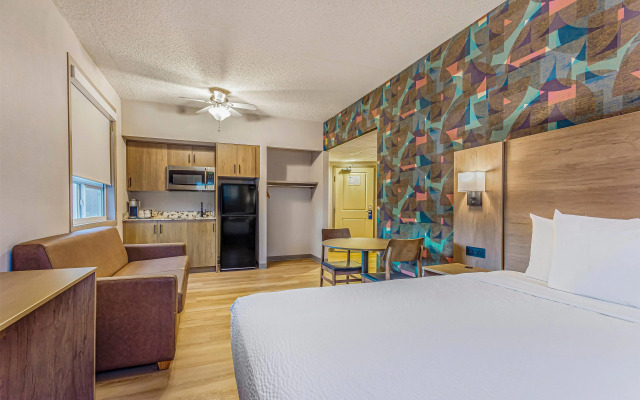Days Inn & Suites by Wyndham West Edmonton