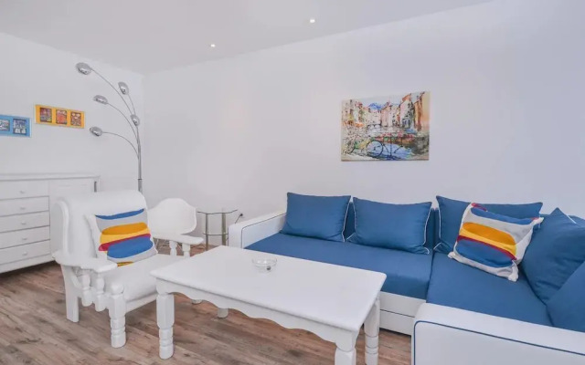 FM Deluxe 2-BDR Apartment - Simplisico