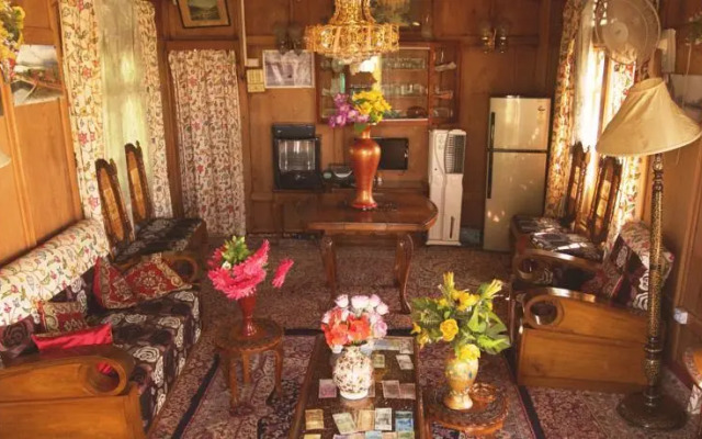 Houseboat Heaven Breeze
