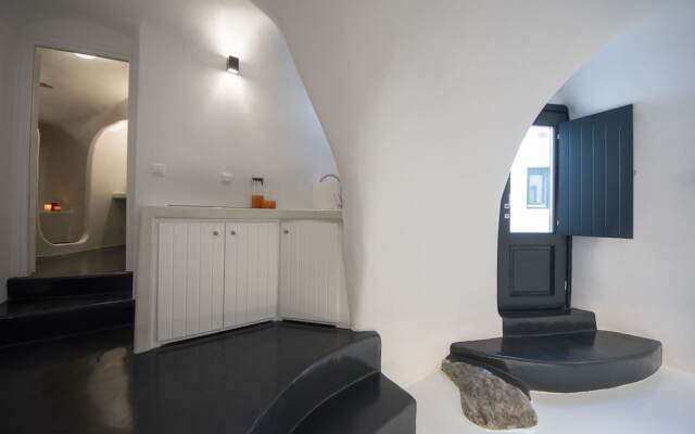 The Luna Cavern 2 with Hot Tub White