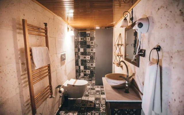Tale Cave INN