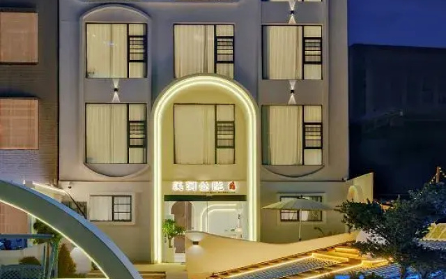 Ceramics-Themed Family Hotel (Taoxichuan) - Terraced Courtyard & Designer Gardens