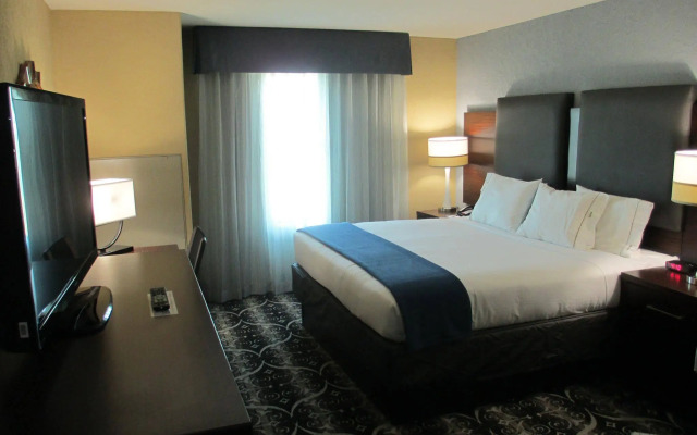 Holiday Inn Express & Suites North Kansas City by IHG