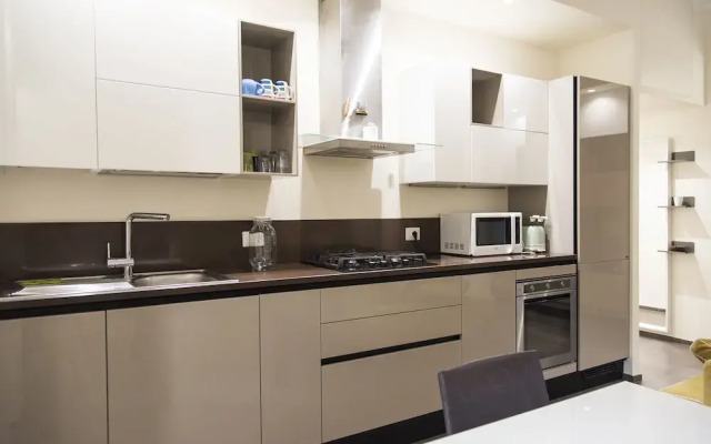 2 Bedrooms Flat with Parking near Metro Stop