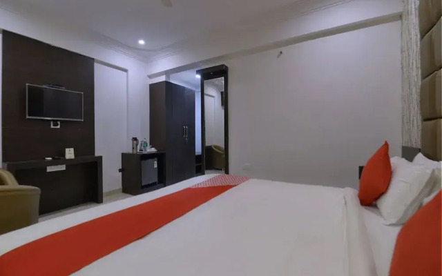 OYO 12694 Hotel Bauji Palace