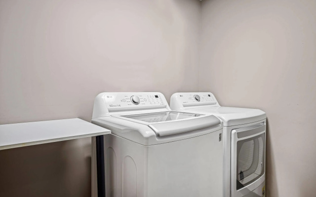 Days Inn & Suites by Wyndham Winkler