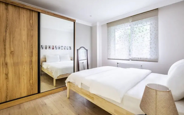 Flat With Backyard Near Idealtepe Marmaray Station
