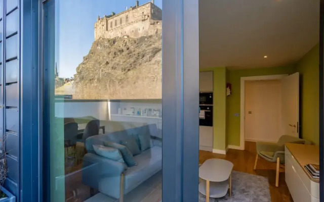 Amazing 2 Bedroom Apartment With Views of Edinburgh Castle