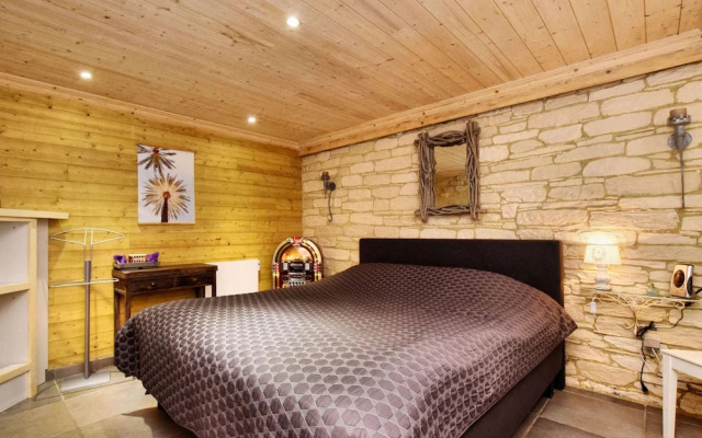 Luxurious Holiday Home with Hot Tub & Sauna in Houffalize