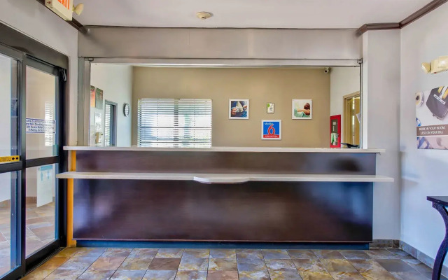 OYO Townhouse Beaumont Medical Center Area