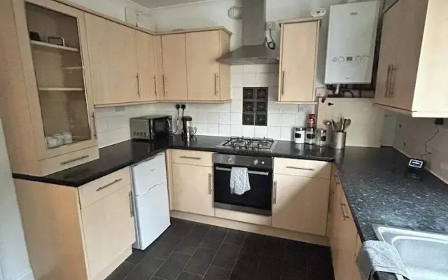 Cosy 3-bed Retreat - Garden, Parking & Bbq