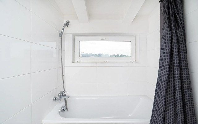 Central, Spacious, Modern 5 Bedrm duplex w/Balcony