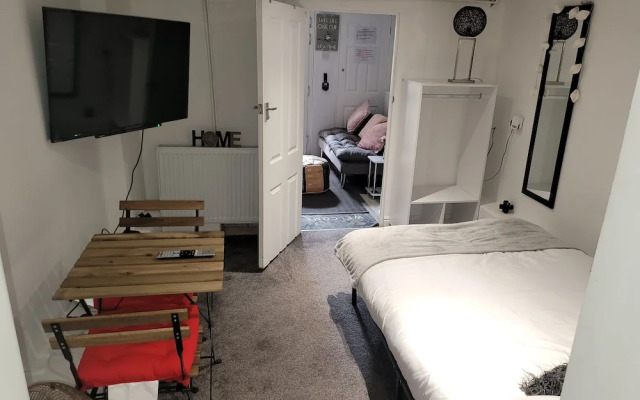 Hidden Treasure- 2 Beds Sleeps 3 Gillingham