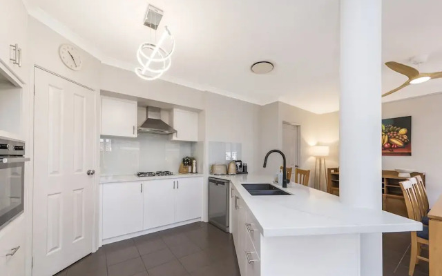 Stylish 3-bed Townhouse With Courtyard & BBQ