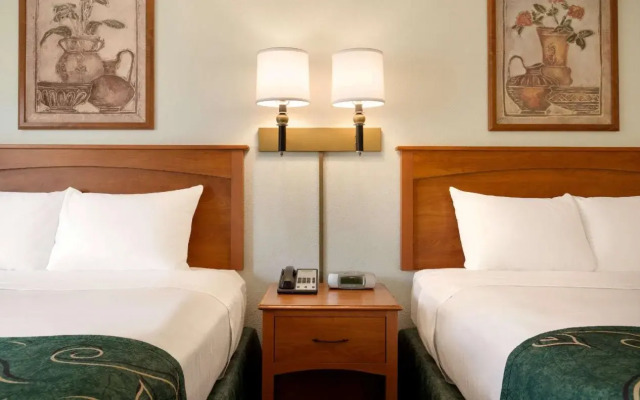 Travelodge by Wyndham Dunsmuir