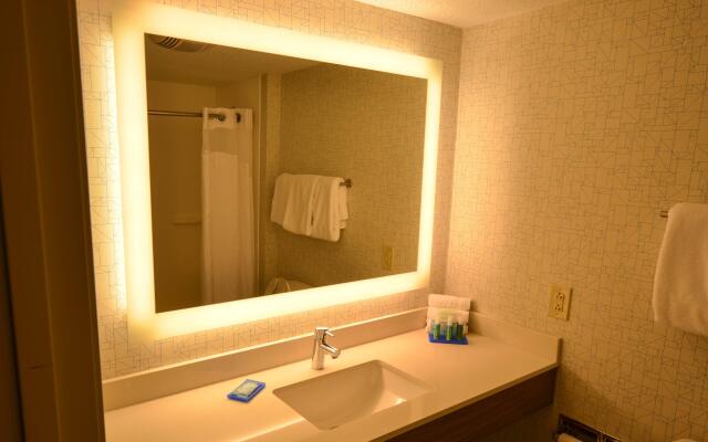 Holiday Inn Express Pittsburgh-Bridgeville by IHG