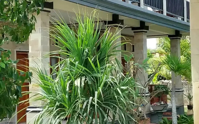 Yogi Beach Bungalow & Restaurant Lembongan