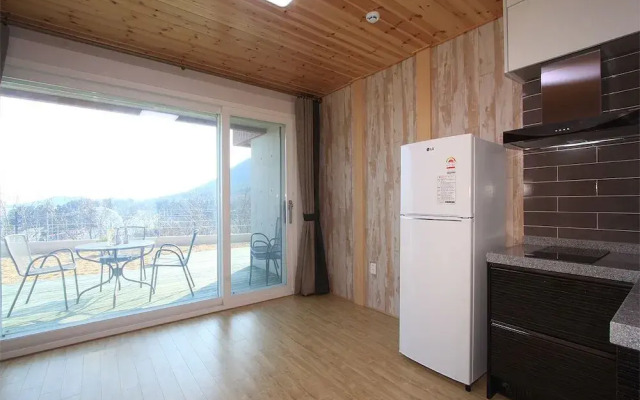 Blue Road Town Pension-Crystal