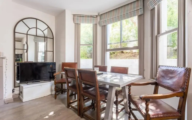 Delightful 2 bed Garden Flat in Shepherd's Bush