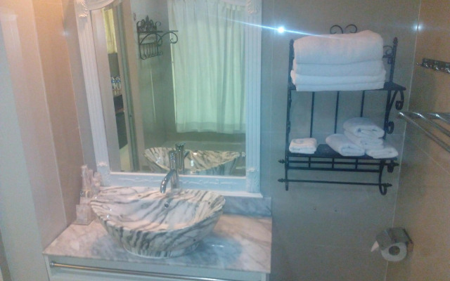 Jayleen 1918 Hotel