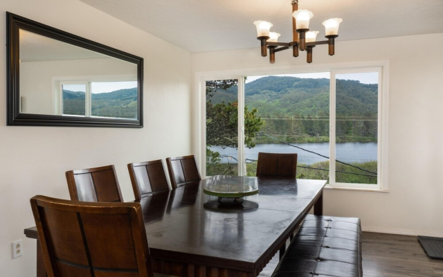 The Lakeside Caboose