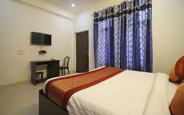 OYO 7526 Rising Star Sec 45