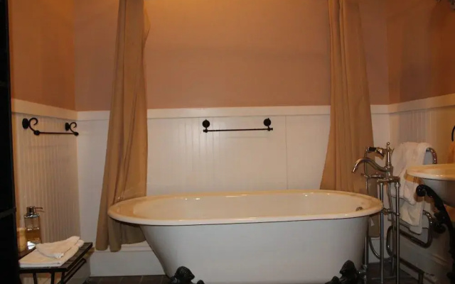 Monroe Manor Inn