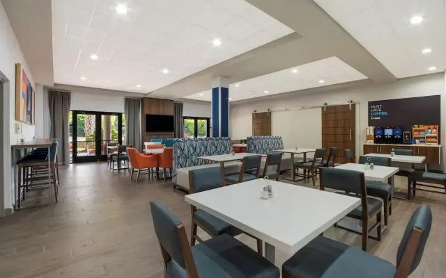 Holiday Inn Express & Suites Lexington by IHG