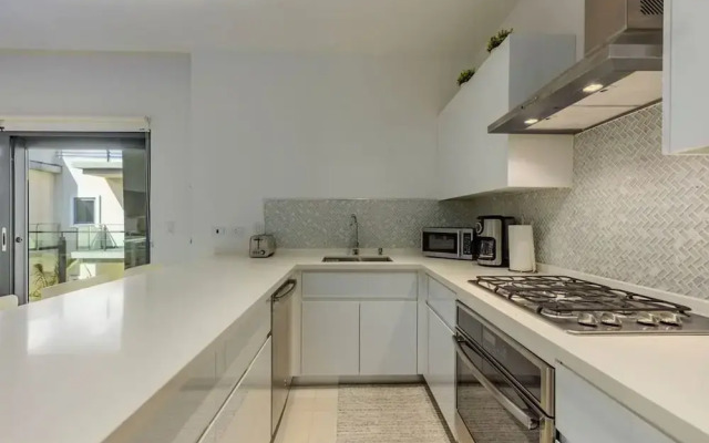 Waykiri Modern Condo 3 Bed 2 Bath Walk to Marriott