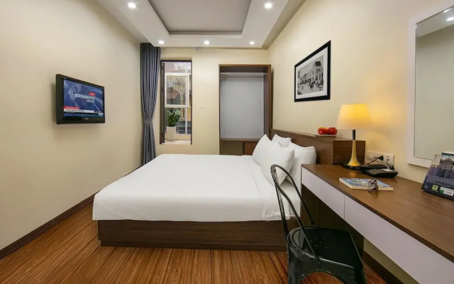 Queen Cafe Hotel & Pub
