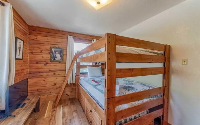 Lincoln Log Cabin - Three Bedroom Cabin with Hot Tub