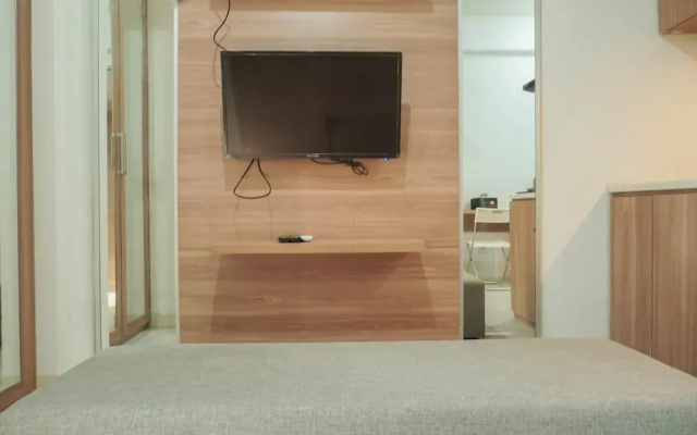 Lovely and Strategic Studio at Green Pramuka Apartment