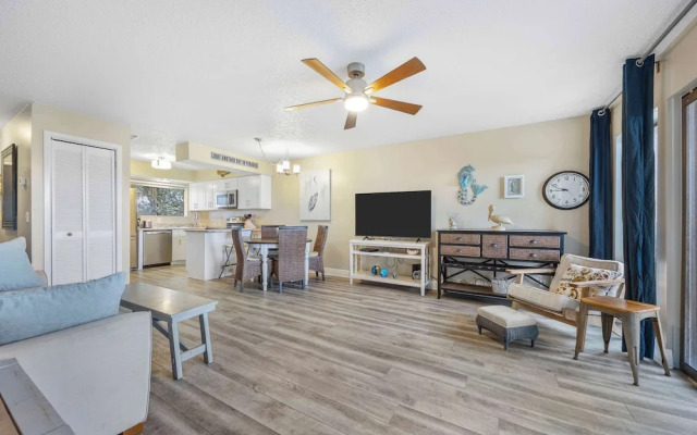 Treetop Beach Condo Sleeps 7!