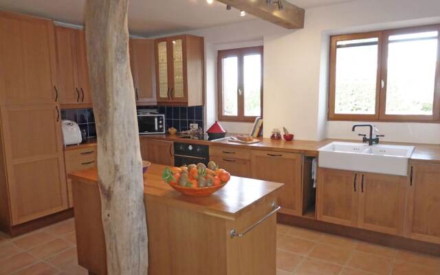 Luxurious Villa in Cazaubon with Swimming Pool