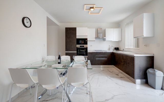 Deluxe Apartment Steps to St George's Bay