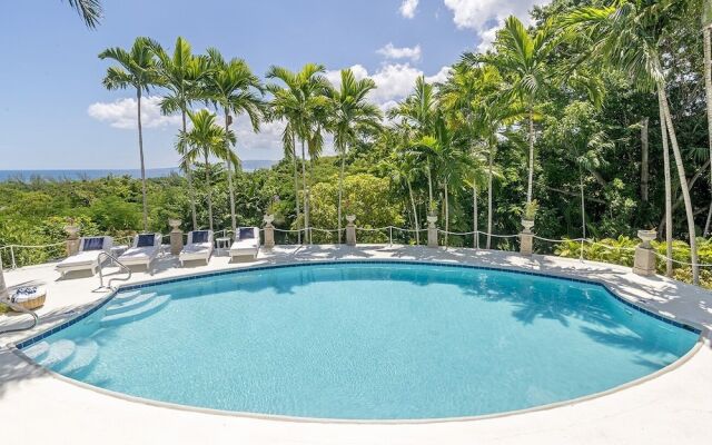 Staffed Round Hill Membership Van/driver 5 Bedroom Villa