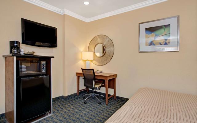 Days Inn by Wyndham San Francisco - Lombard