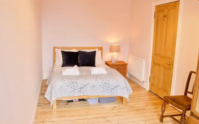 1 Bedroom Flat Near Holyrood Park