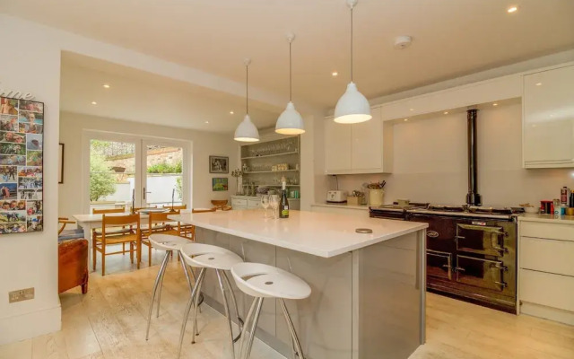 4 Bedroom Canalside Family Home in Oxford
