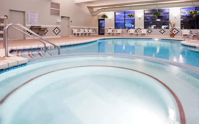 Holiday Inn Express & Suites New Berlin by IHG