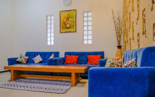 Tiara Family Residence by OYO Rooms