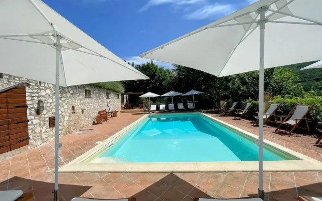 Vicolo - Sleeps 5 With air Con, Wifi, Balcony for Dining and Pool